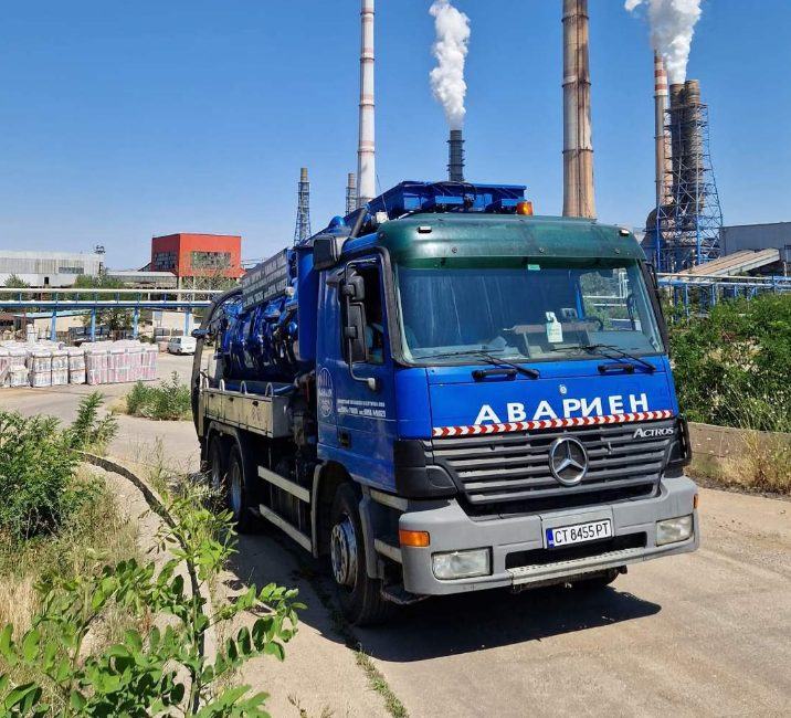 Син аварийeн камион цистерна Mercedes Actros за почистване на септични ями и отпушване на канали в Сливен